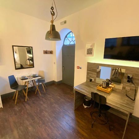 Studio At The Coach House Apartments Лийдс Екстериор снимка
