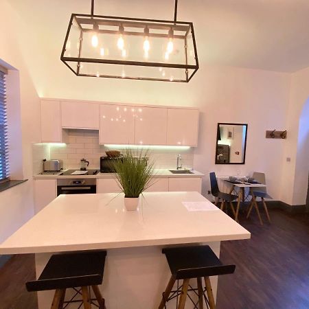 Studio At The Coach House Apartments Лийдс Екстериор снимка