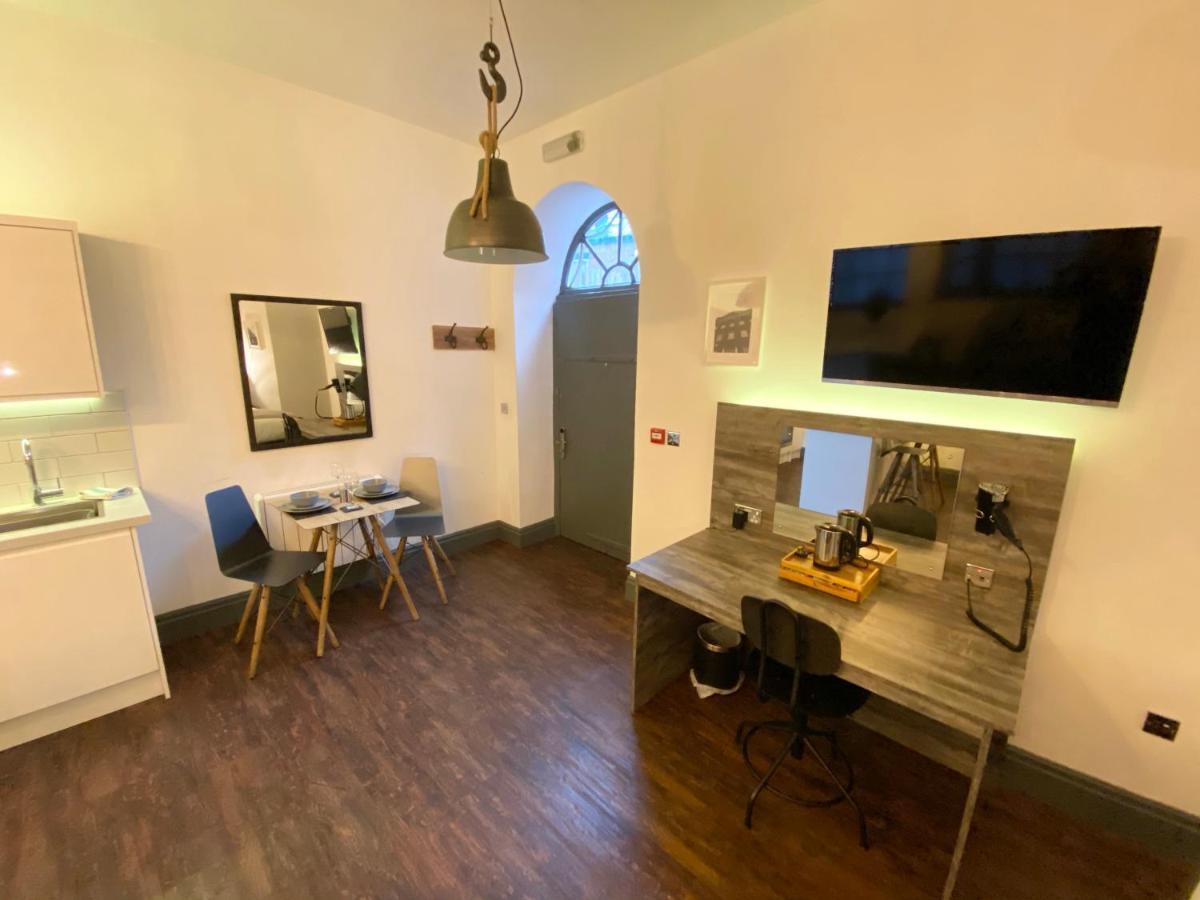 Studio At The Coach House Apartments Лийдс Екстериор снимка