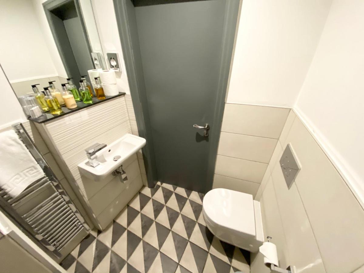 Studio At The Coach House Apartments Лийдс Екстериор снимка