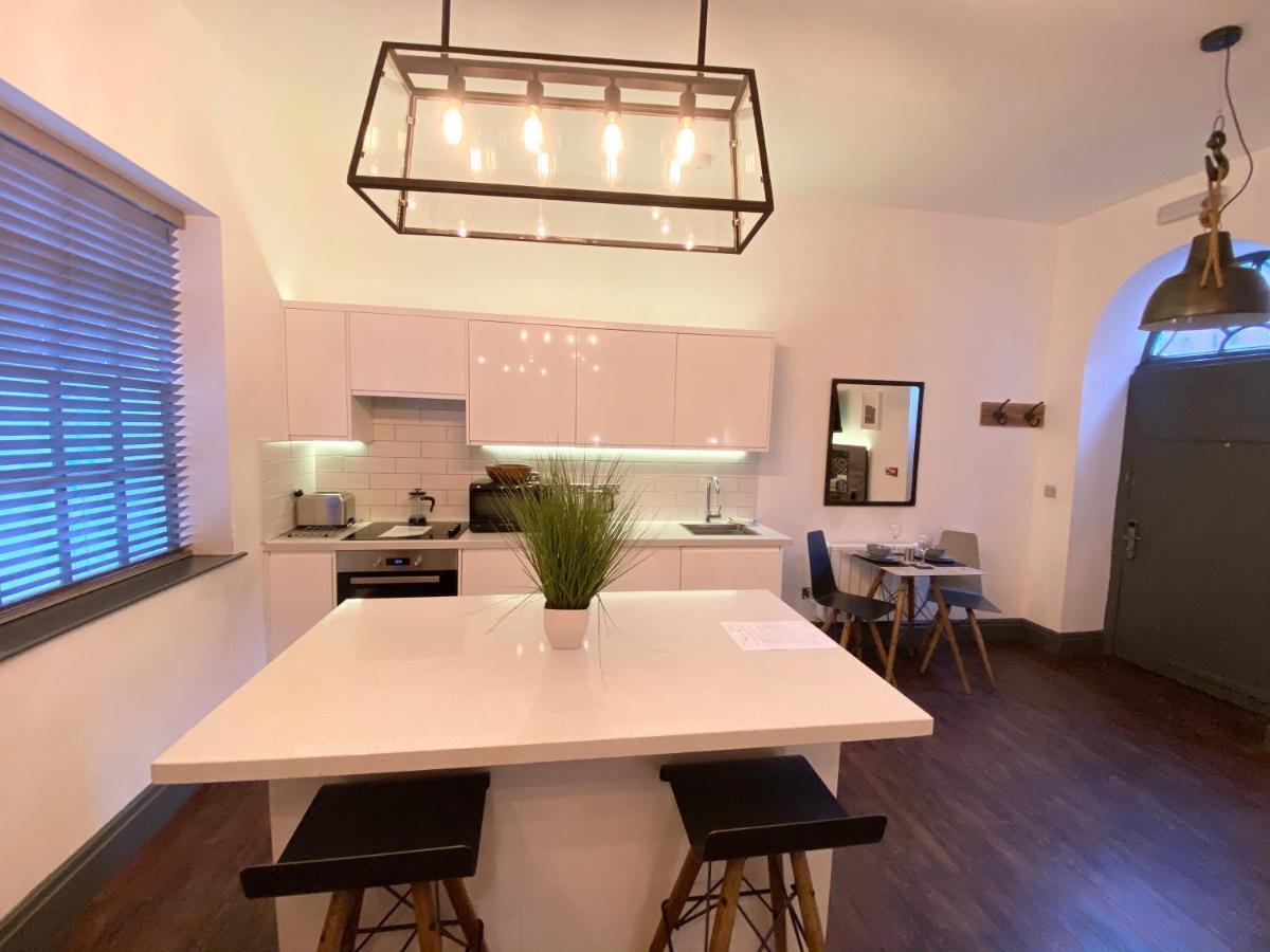 Studio At The Coach House Apartments Лийдс Екстериор снимка