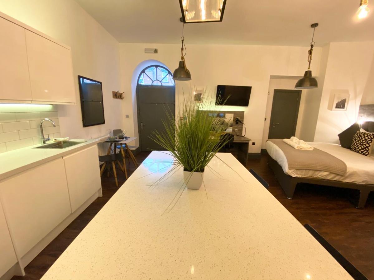 Studio At The Coach House Apartments Лийдс Екстериор снимка